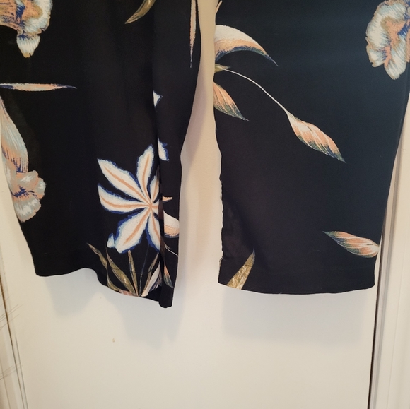 Roxy Waterfall Light Culottes Size Large Black and Floral - Picture 8 of 11